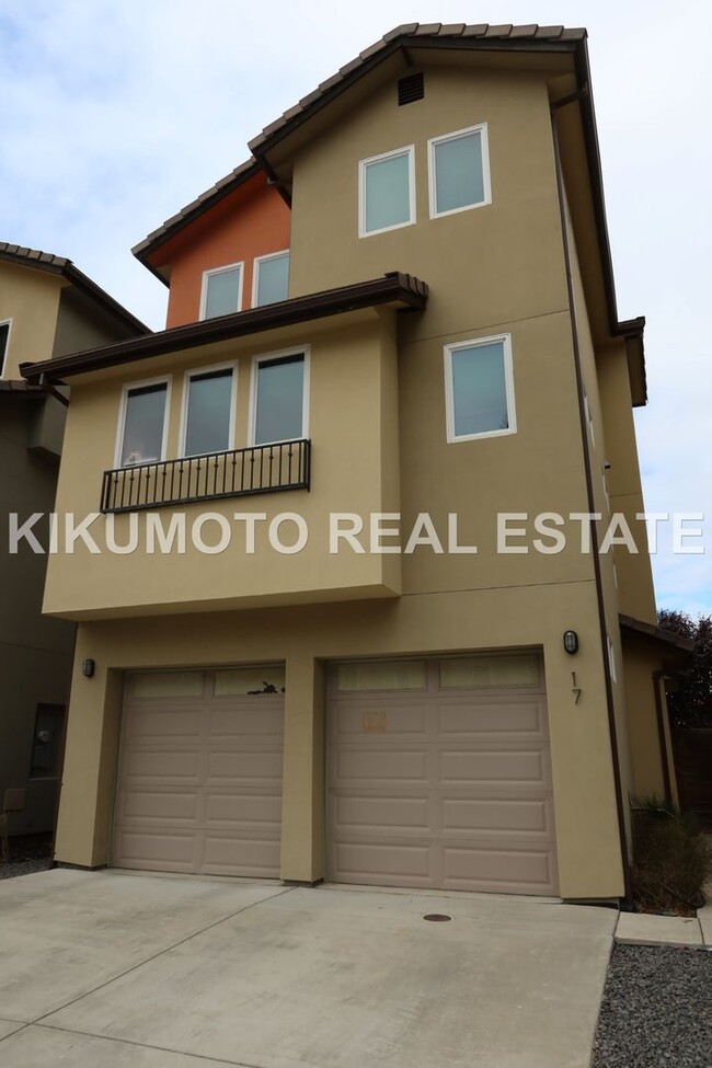 Building Photo - Modern & Elegant Tri-level home in the Riverside Terrance Community