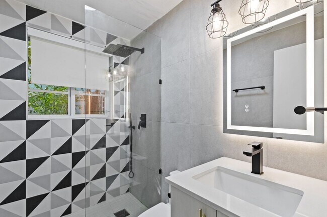 Building Photo - Resort-Style 1-Bedroom Apartment in Prime Miami Beach Location!