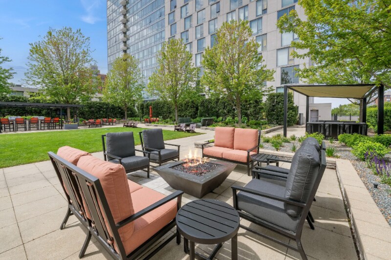 Building Photo - 932 Lake St