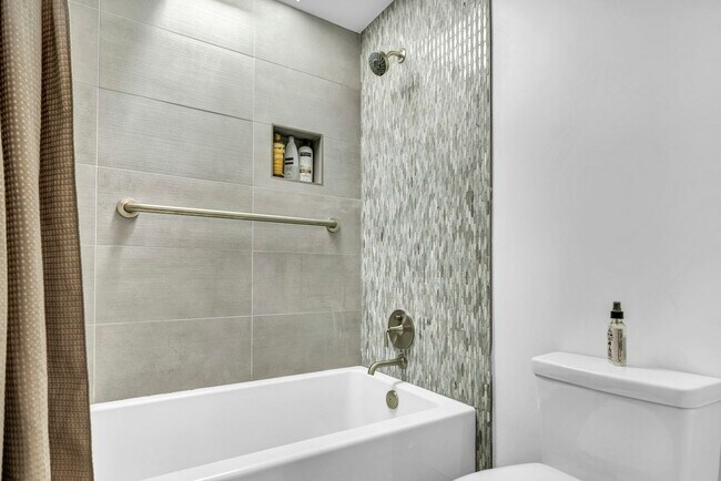 Building Photo - LAKEFRONT LUXURY ON LAKE STANLEY | FULLY FURNISHED + UTILITIES INCLUDED IN GUARDED LAKERIDGE SHORES