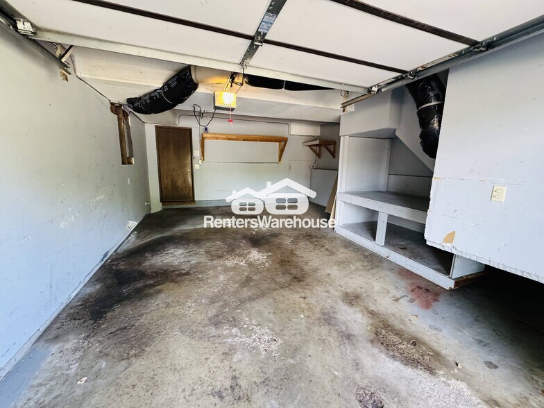Building Photo - 5043 Shoreline Dr