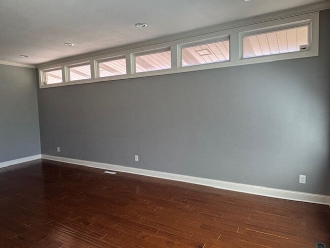 Building Photo - Available NOW! Gorgeous 3BR/2 BA Unit in Hastings!