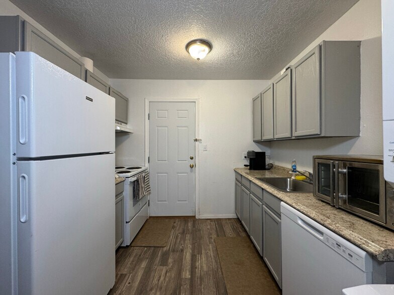 Building Photo - 652 Vancouver Rd SE