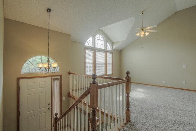 Building Photo - 612 NE Topaz Dr