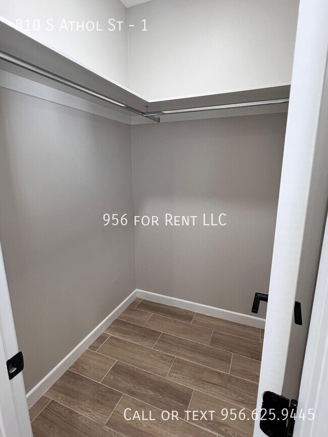 Building Photo - 810 S Athol St