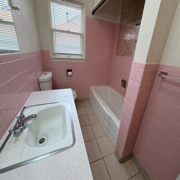 Building Photo - 1525 6th St