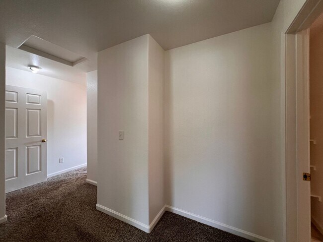 Building Photo - 665 Starlite Dr
