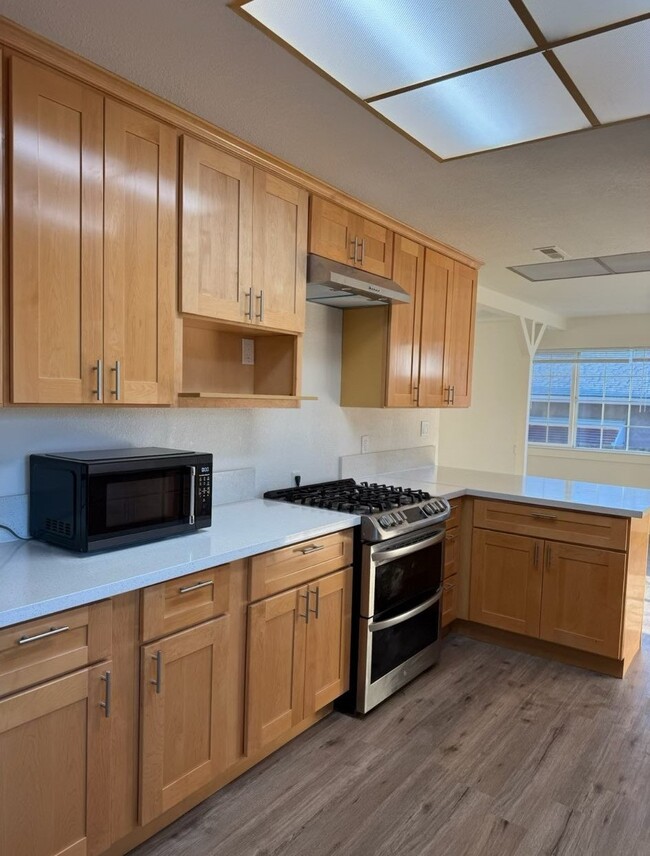 Building Photo - 4310 Hillview Dr