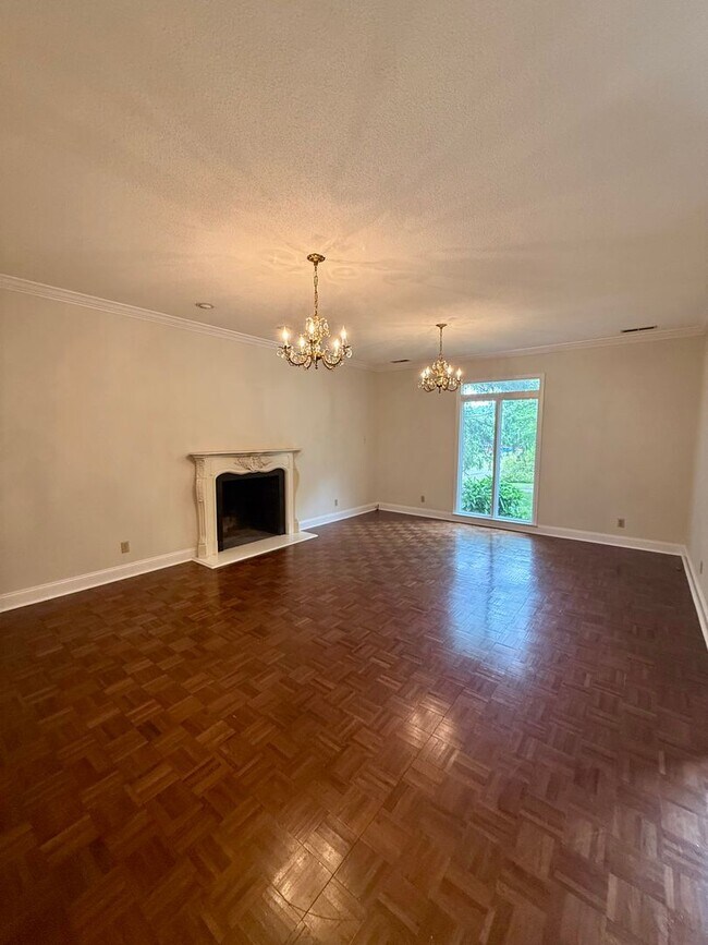 Building Photo - Knoxville 37909 - 2 bedroom, 1.5 bath unit, duplex - Contact Chad Weeks (865) 567-6193