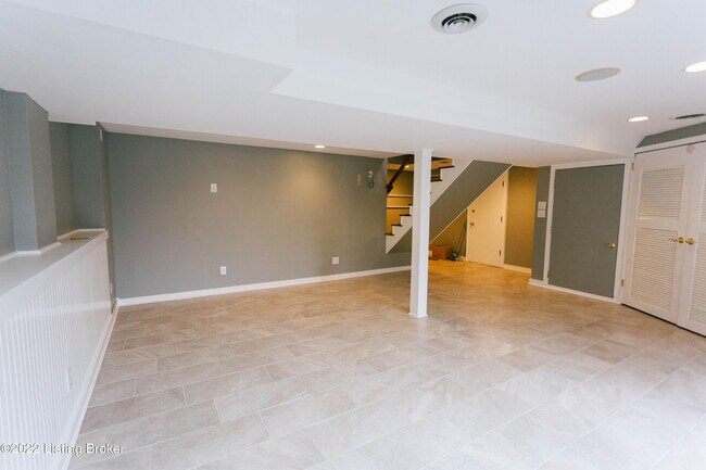 Building Photo - 2417 Ashwood Dr