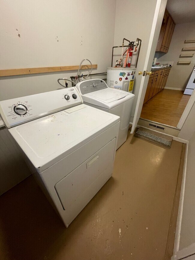 Building Photo - 3 bed/ 1 bath Single Family House