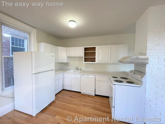 Building Photo - 14 Chestnut St