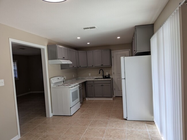 Building Photo - Crystal River 3/2/1 located near US 19 and...