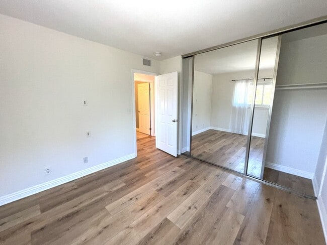 Building Photo - Updated 2 bedroom townhome in Manhattan Vi...
