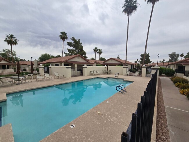 Building Photo - 1120 N Val Vista Dr
