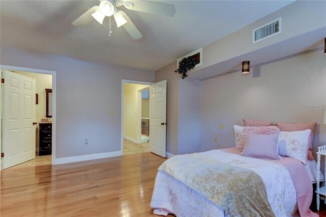 Building Photo - 5828 Oakhurst Dr