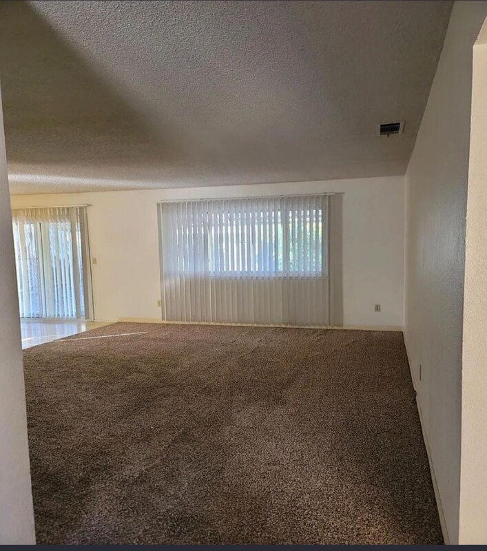 Building Photo - 1031 Fallbrook Dr