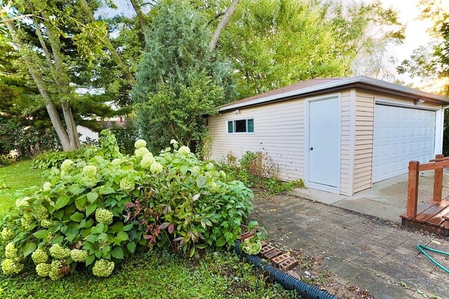 Building Photo - 423 Lawrence Ave