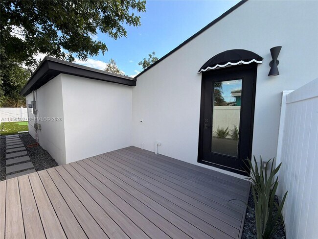 Building Photo - 1532 N Andrews Ave