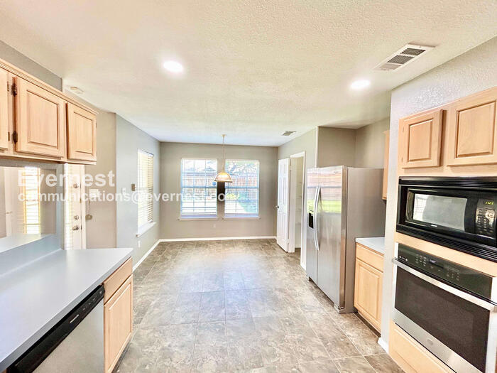 Building Photo - 1608 Willow Creek