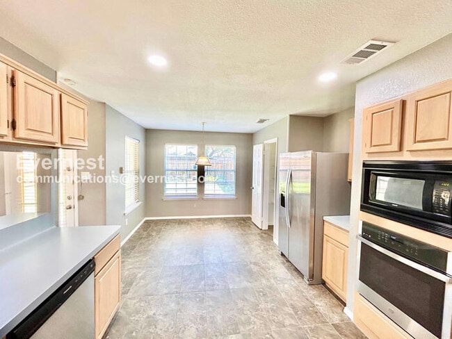 Building Photo - 3 Bed, 2 Bath with Fenced Yard & Garage / Pet-Friendly / Available Now!