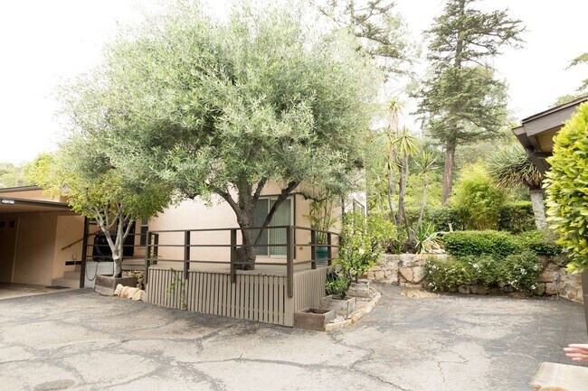Building Photo - 3 Bedroom 2 Bathroom Home in Mission Canyon