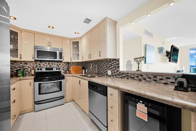 Building Photo - 100 Bayview Dr