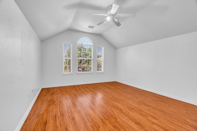 Building Photo - 513 Renee Dr