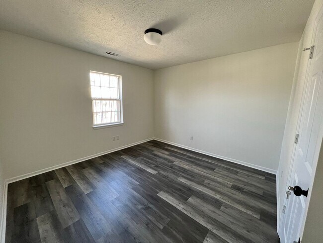 Building Photo - 802 Aubrey Ave