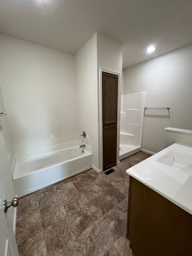 Building Photo - 3 bed, 2 bath, 2 car garage Home on 5 Acres