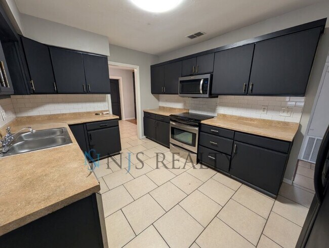 Building Photo - Beautiful 4/2/2 home with a POOL, 1700 Sq. Ft. with fenced yard, TONS of renovations