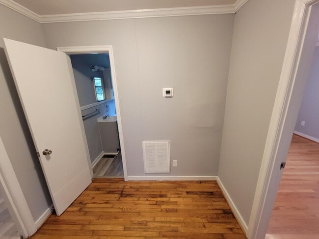 Building Photo - Your Cozy New Home Awaits in Burlington!
