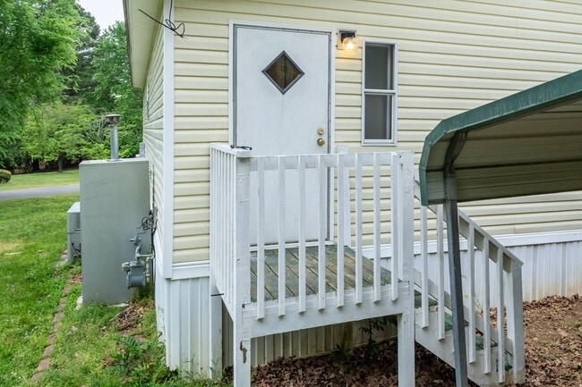 Building Photo - Well Maintained Three Bedroom Home!