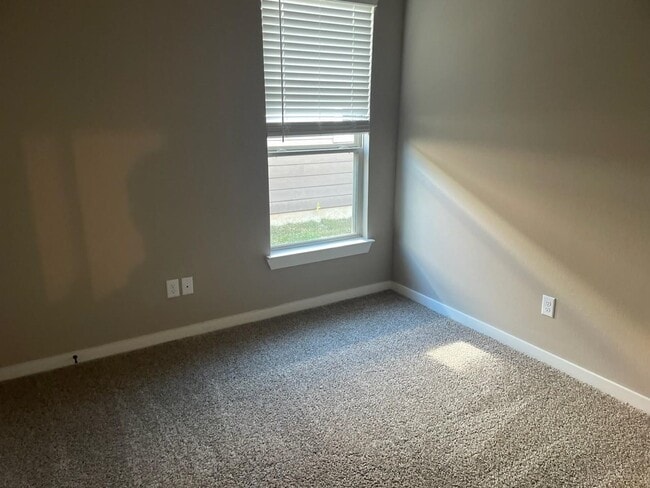 Building Photo - 9889 Grosbeak Ln