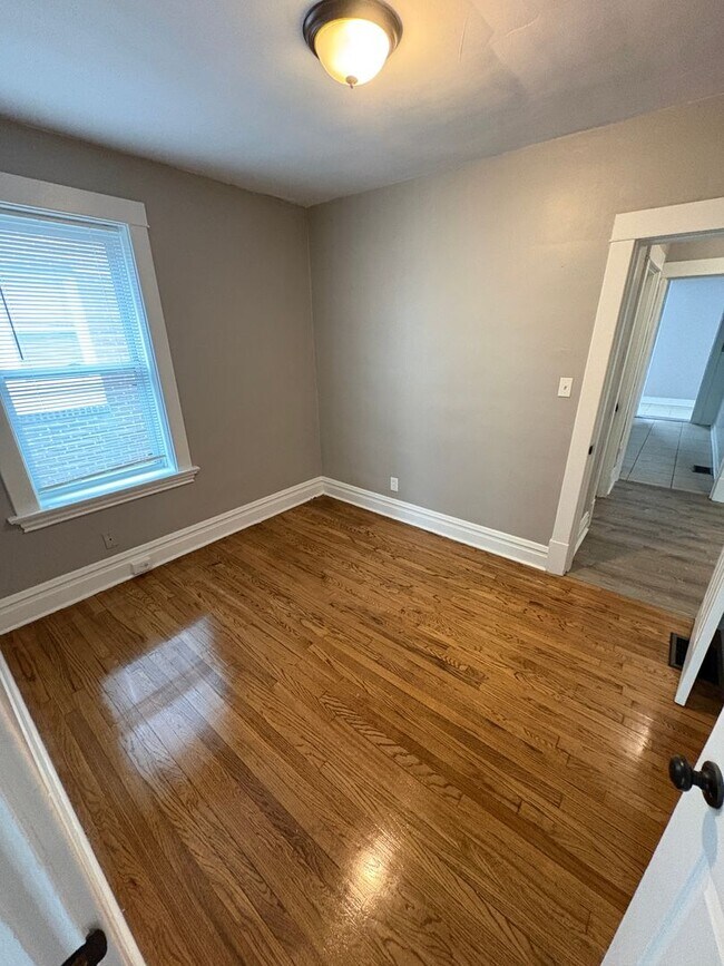 Building Photo - Christy 1