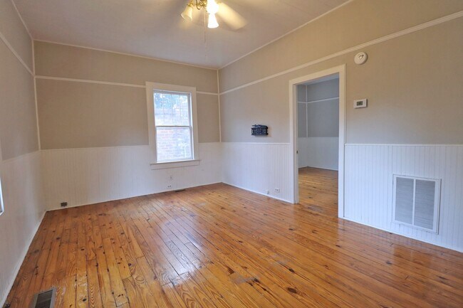 Building Photo - 1 Bedroom, 1 Bathroom Cottage in Heathwood - Available Now!