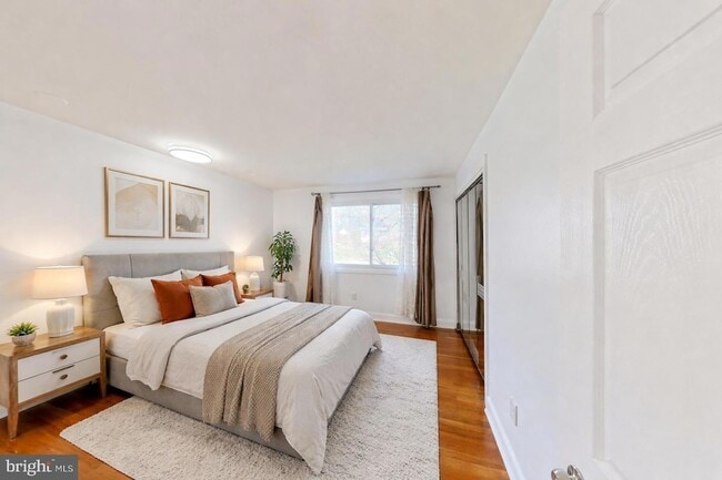 Building Photo - 1012 Loxford Terrace