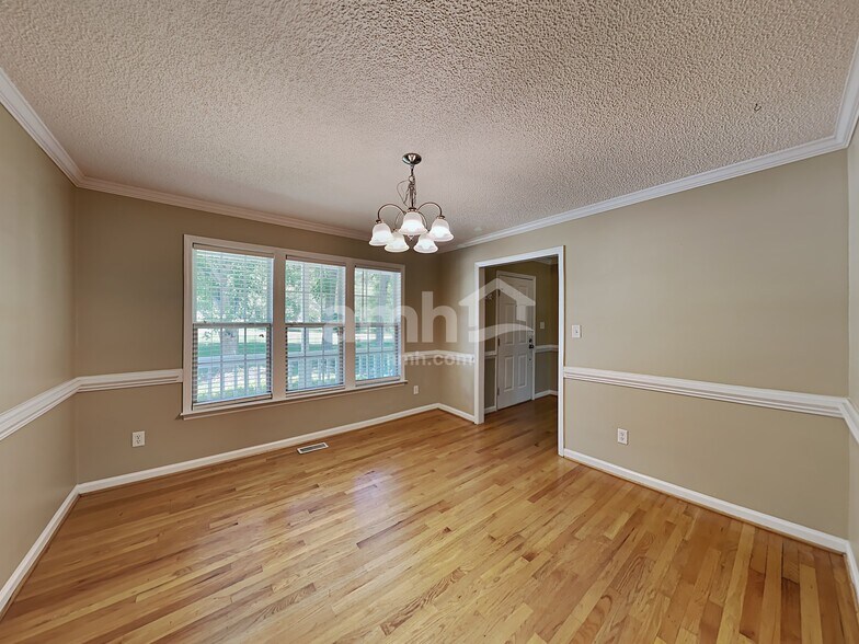 Building Photo - 1609 Middle Ridge Dr