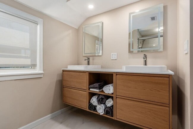 Building Photo - Spacious 4BR Home with Finished Lower Level & Fenced Yard in Upper Arlington