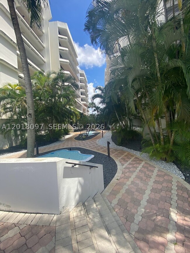 Building Photo - 13951 Kendale Lakes Dr