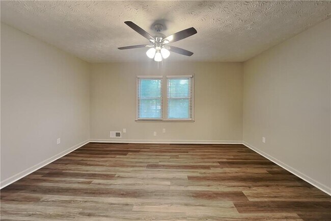 Building Photo - 3117 Calumet Cir NW