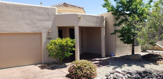 Building Photo - Beautiful Home in Sonoma Ranch with Amazin...