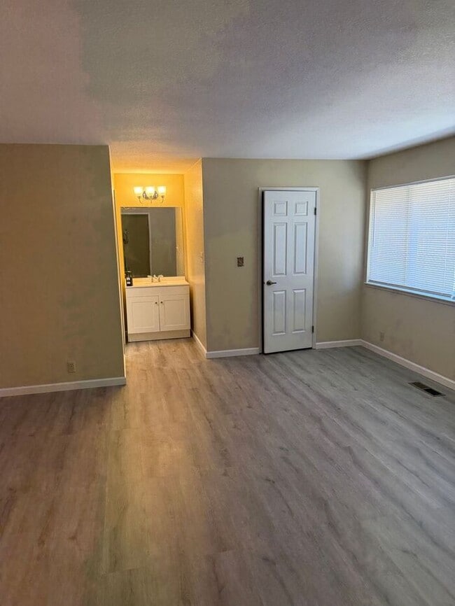 Building Photo - Cozy 1 Master Bedroom and 1 Bath