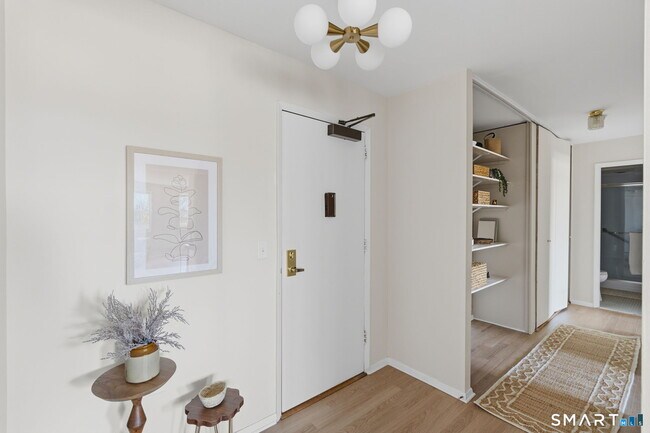 Building Photo - 887 Farmington Ave