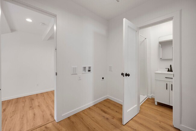 Building Photo - 404-406 SW Elmwood Ave