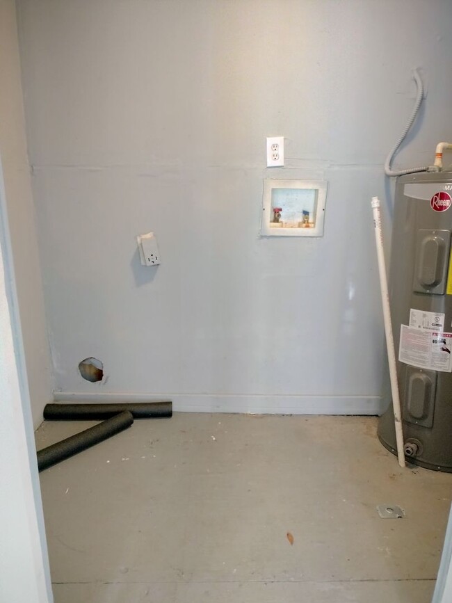 Building Photo - 3/1 Single Family Home Available now! 32204