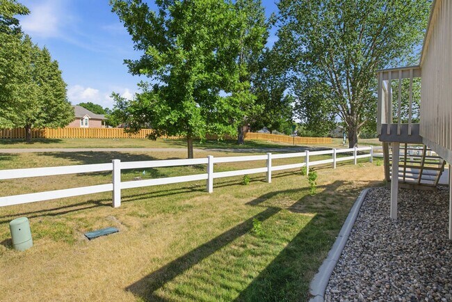 Building Photo - 4 Bedroom 3 Bathroom Duplex in Emerald Glen