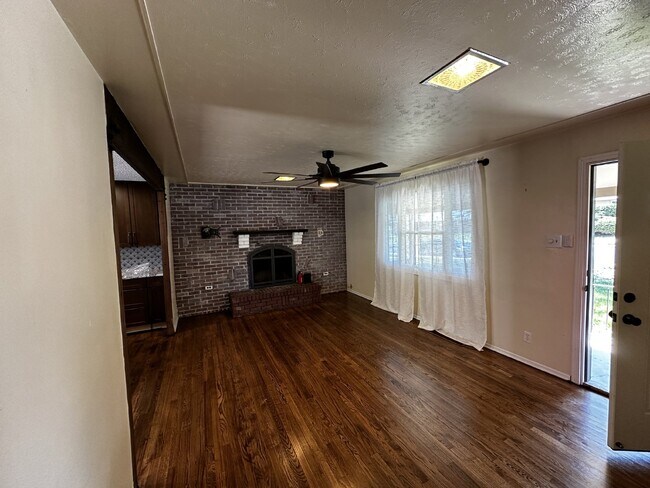 Building Photo - Charming Home in Athmar Park