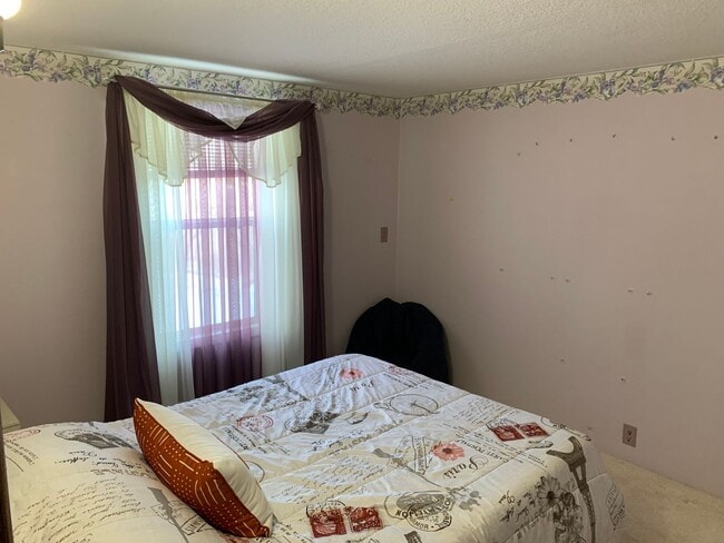 Building Photo - Great 4 bed 2 bath Mobile