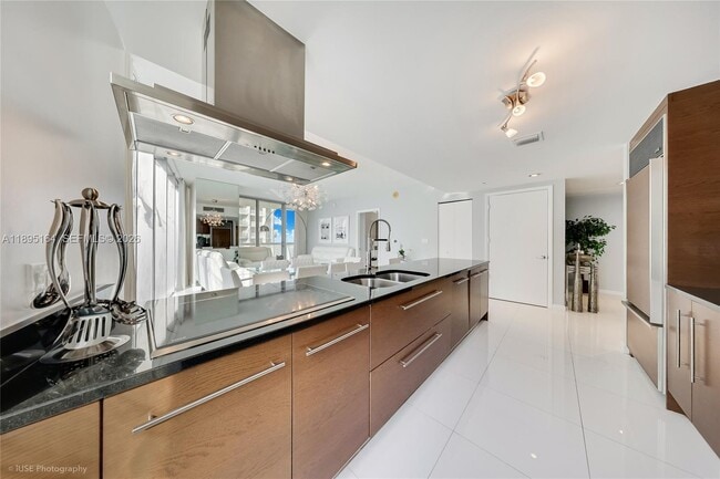 Building Photo - 495 Brickell Ave